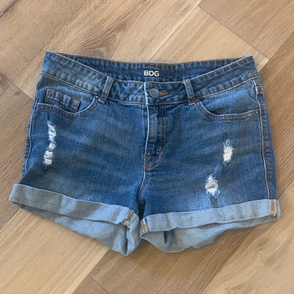 Urban Outfitters ~ BDG ~ Mid Rise Alexa Pocket Shortie Denim Shorts Size 29 - Picture 3 of 12